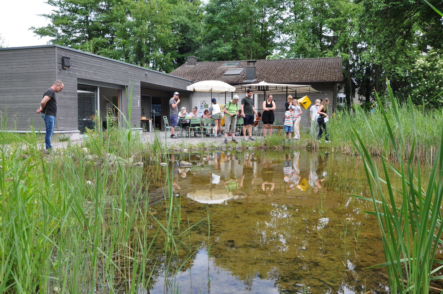 Besucher am Flachteich