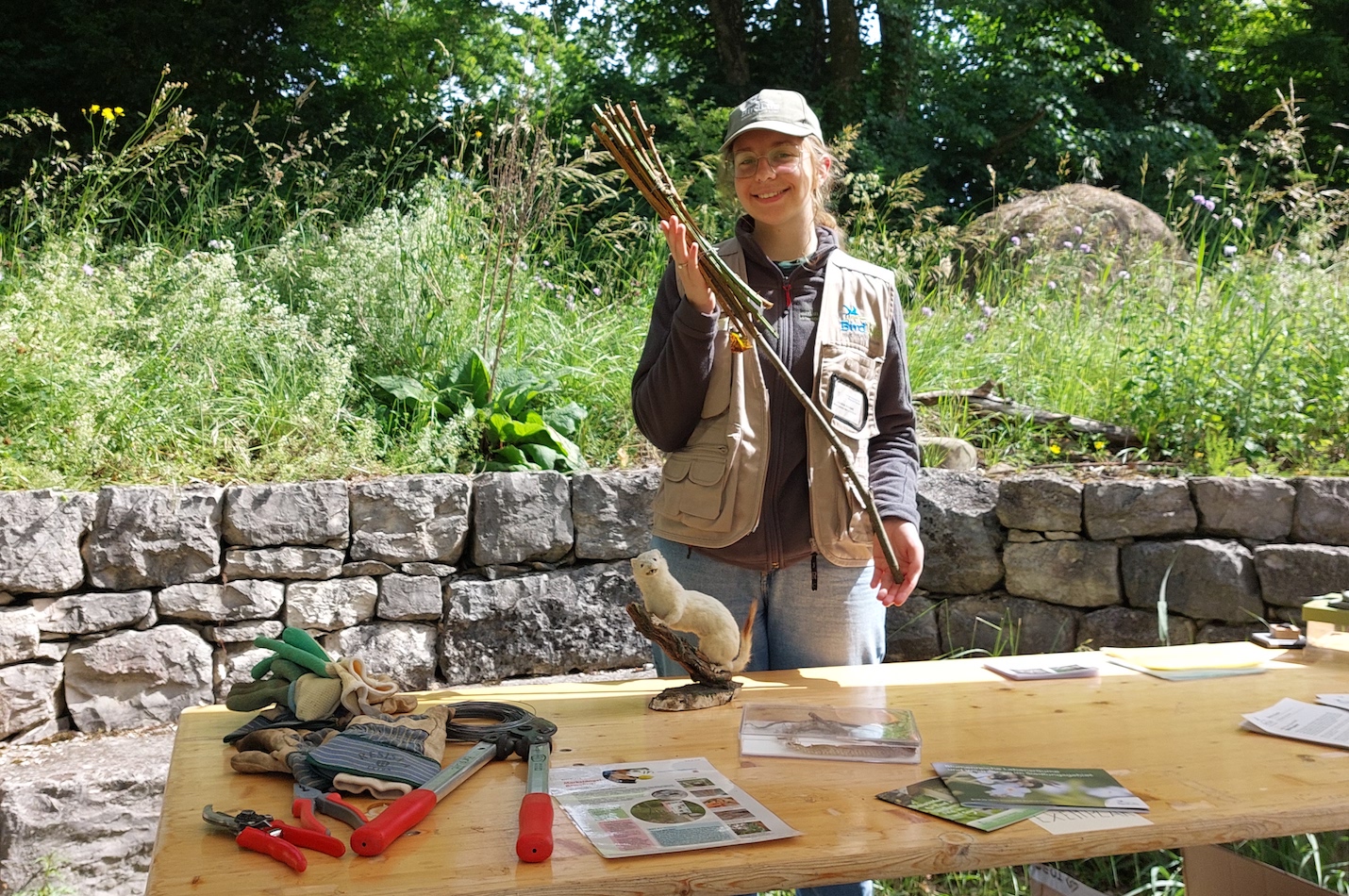 Person mit Wildbienenraketen